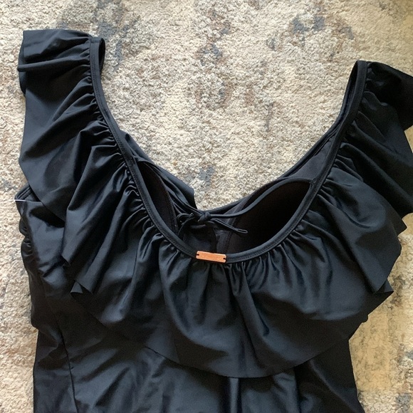 Raisins Barbados Ruffle Off-The-Shoulder Cheeky One-Piece‎ Black Swimsuit 16W - Picture 10 of 11